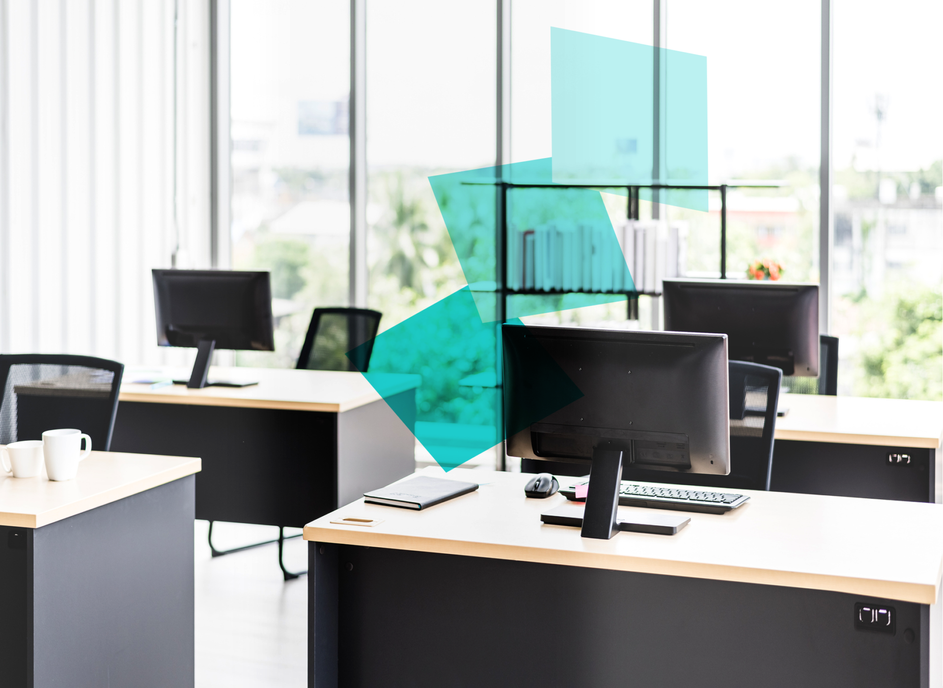 Bureau avec plusieurs ordinateurs.