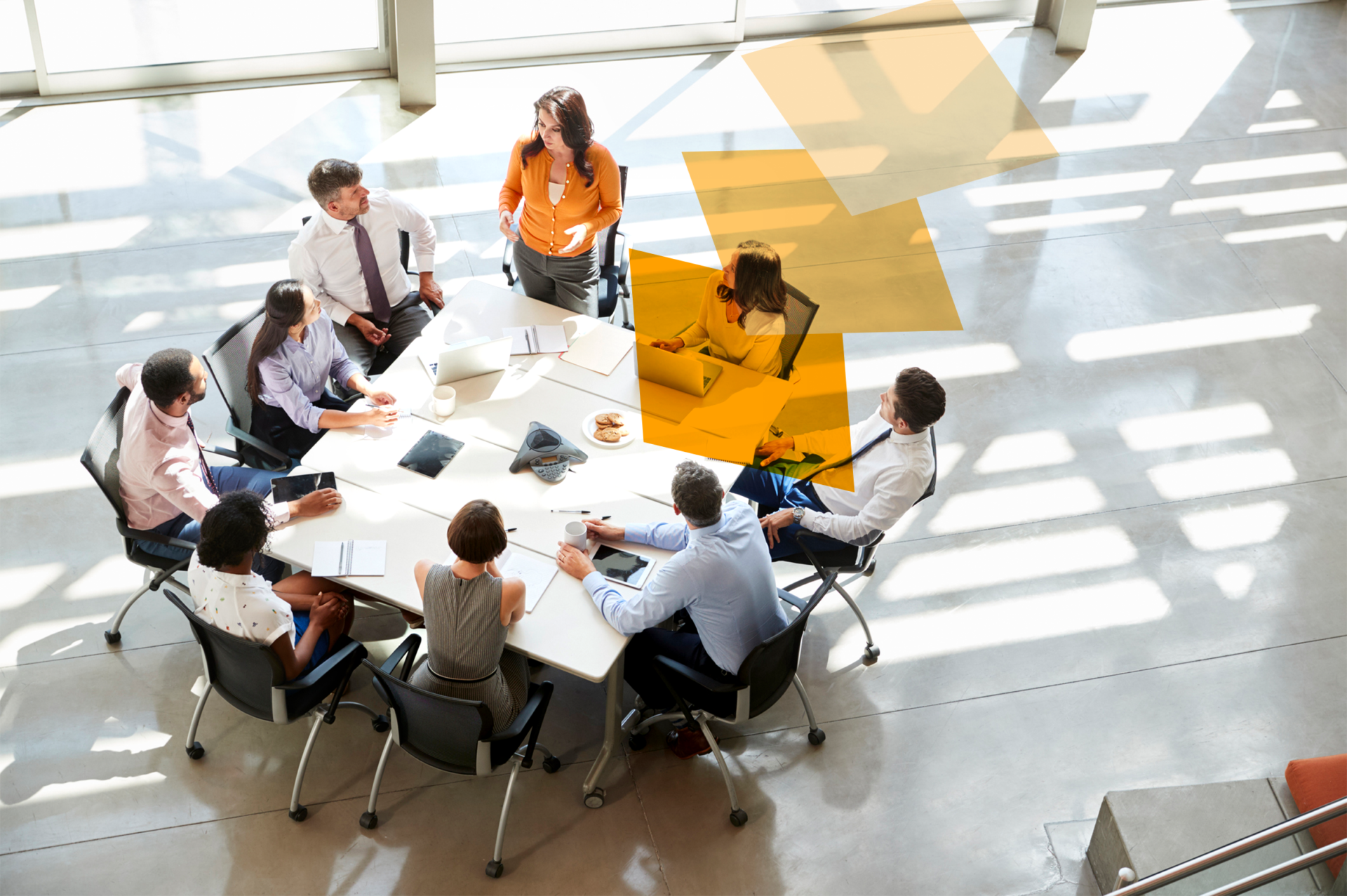 Réunion de travail d'une PME avec un dispositif de téléphonie en conférence.