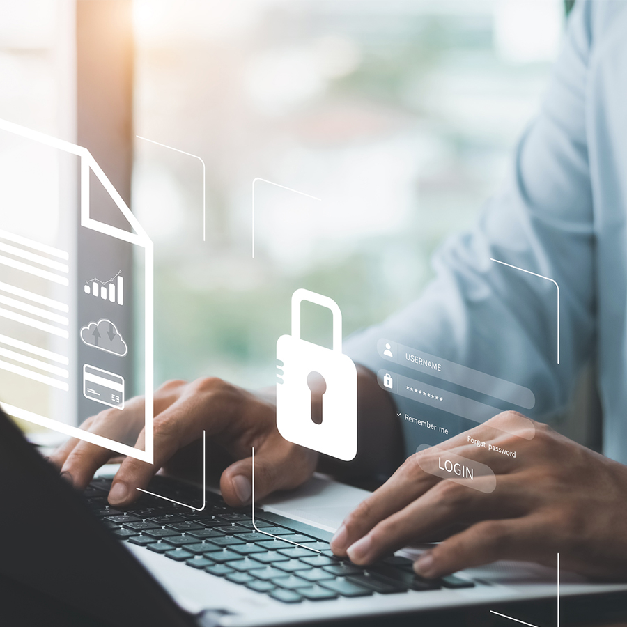 Homme en tenue de travail qui tape sur un ordinateur portable, montrant la sécurité à travers la solution Workplace