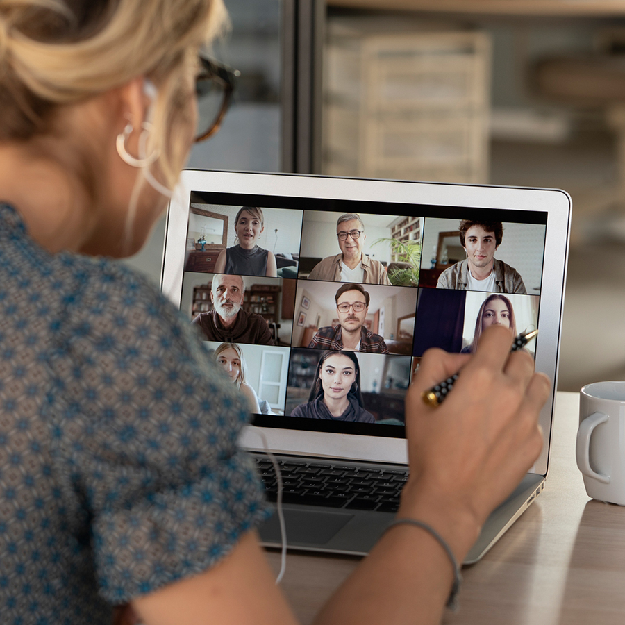 Réunion d'équipe par une femme sur sa tablette