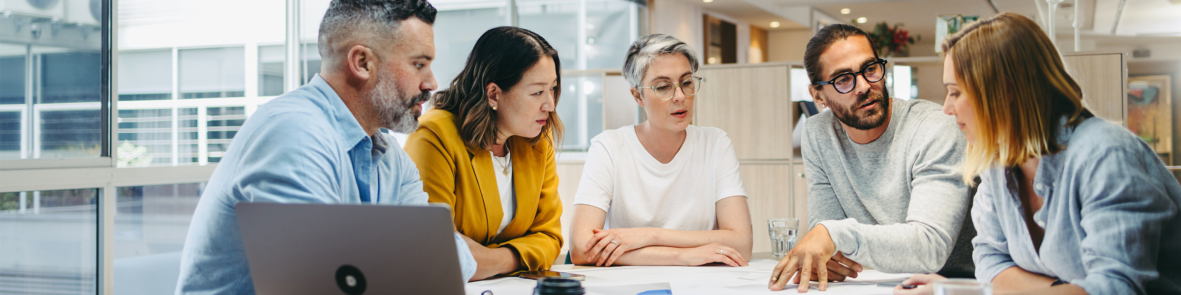 Réunion d'équipe de travail qui met en avant la solution Workplace Xerox.