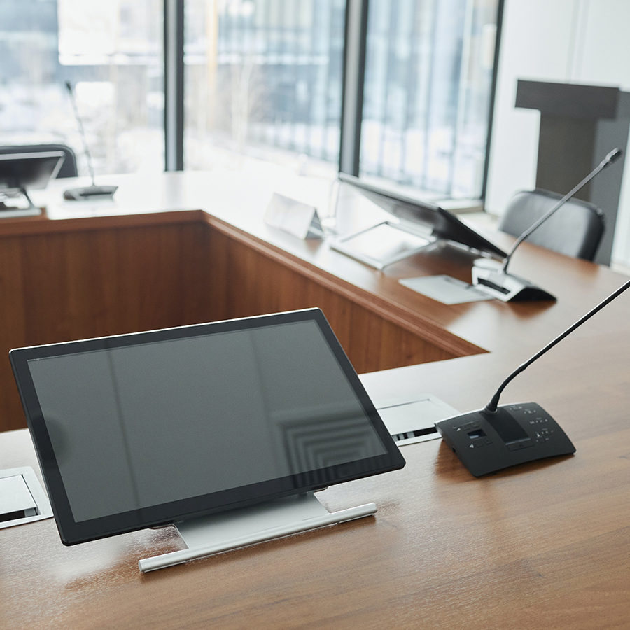 Salle de conférence connectée pour une réunion de travail, facilitant la communication