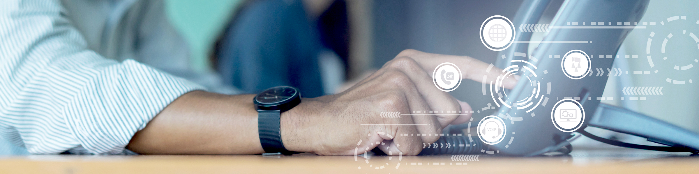 Homme sur un ordinateur qui utilise la technologie center centrex