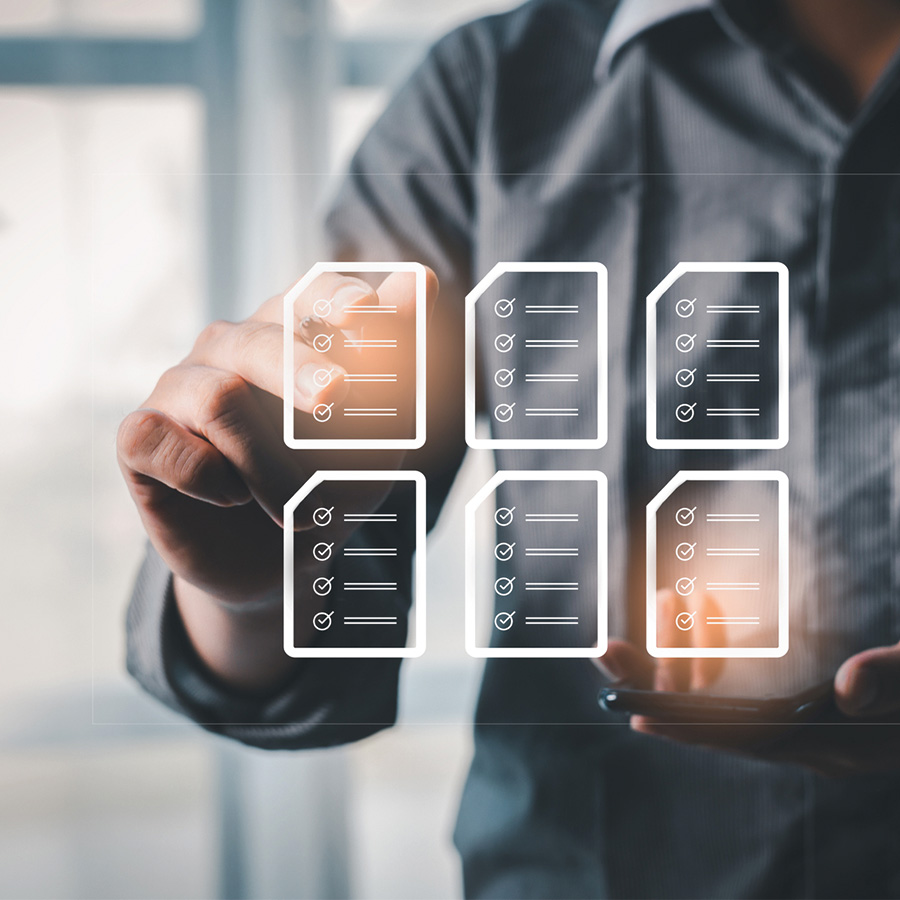 Salarié qui utilise la solution DocuShare par Xerox.