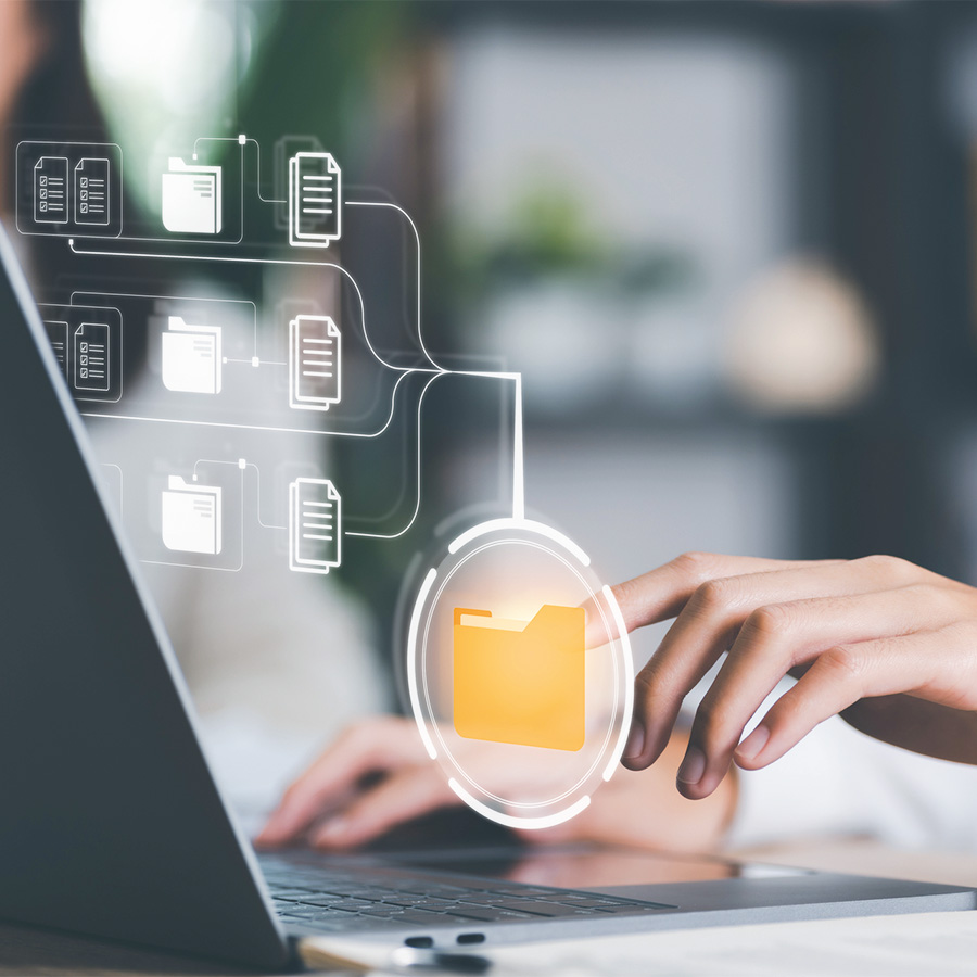 Salarié qui utilise le cloud pour archiver ses documents sur l'ordinateur.