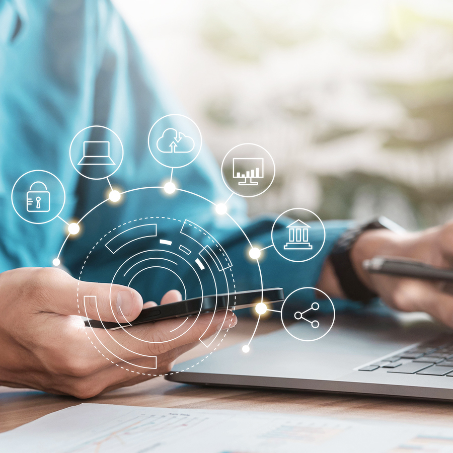 La dématérialisation des documents avec un salarié qui utilise son ordinateur portable à domicile et qui se connecte à son cloud documentaire.