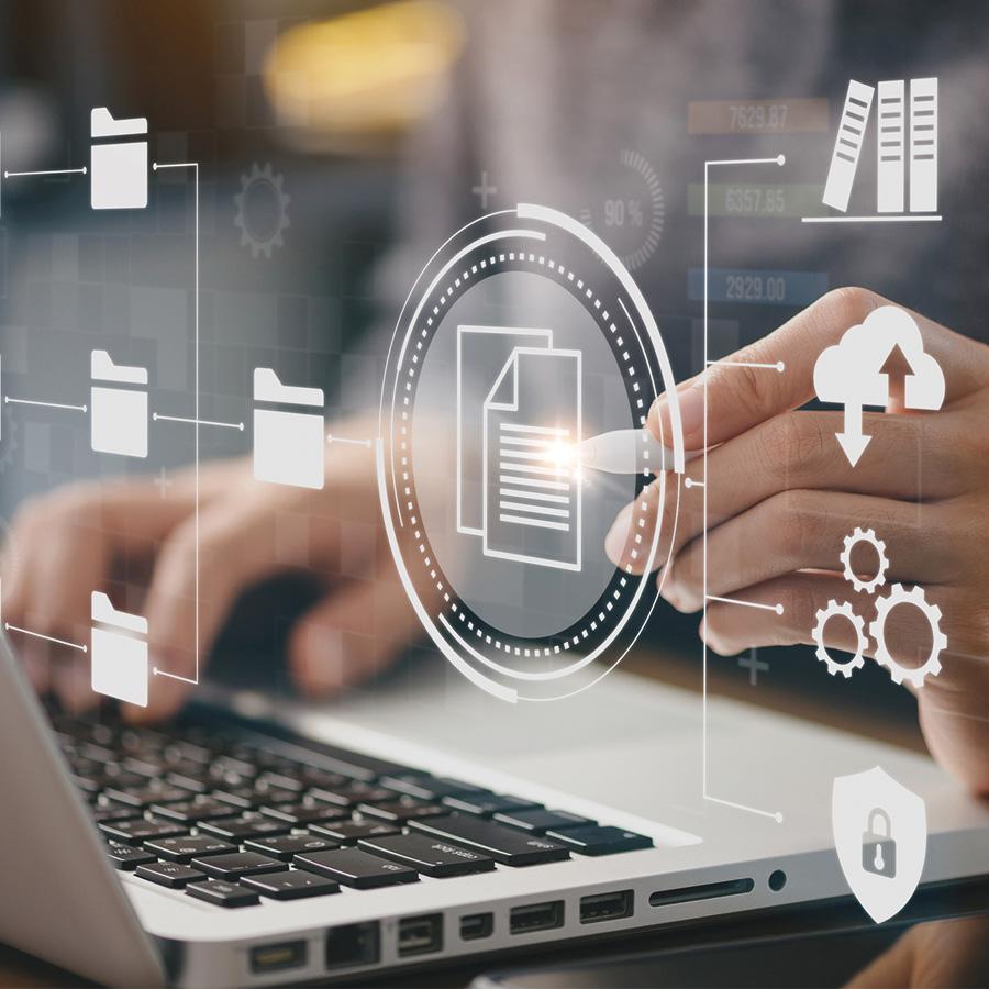 Un salarié qui utilise le cloud avec un stylet pour trier ses dossiers numérique sur un ordinateur.