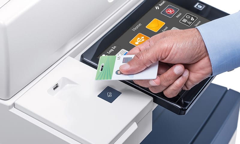 Personne scannant badge de travail Personne scannant badge de travail