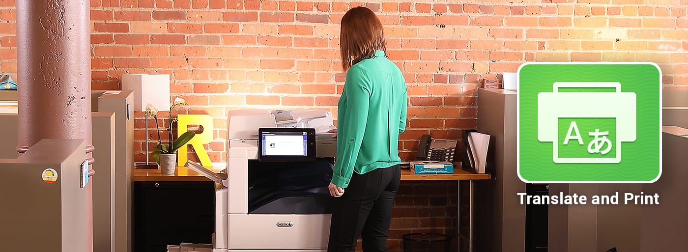 Femme utilisant une imprimante Femme utilisant une imprimante